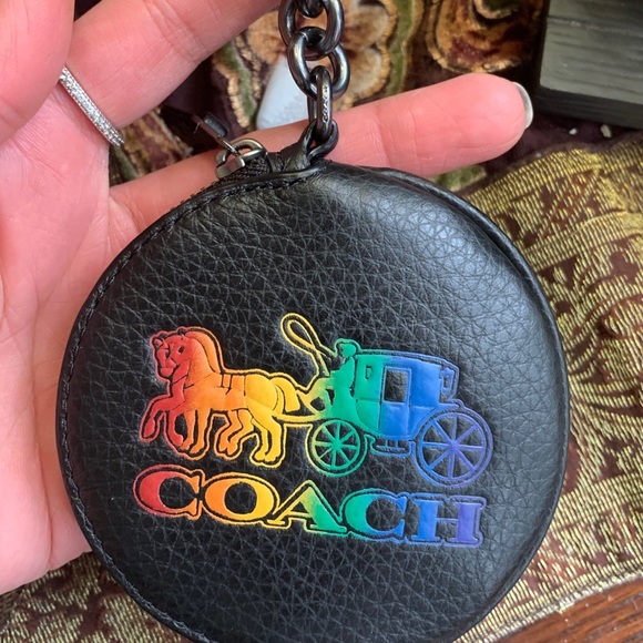 Authentic COACH Pebbled leather logo round coin zip keychain - Picture 2 of 11